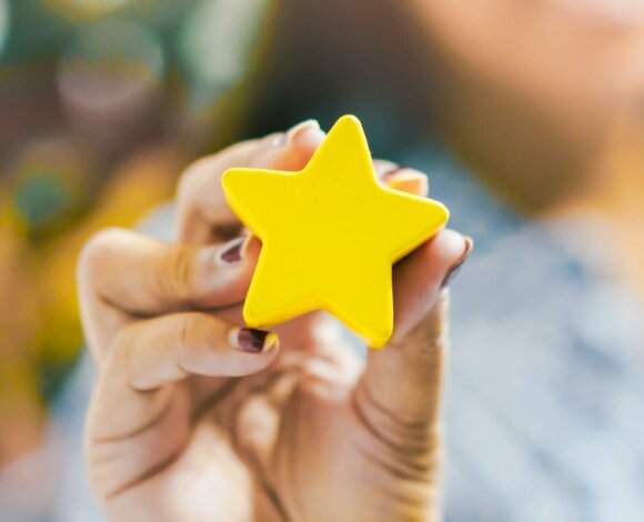 Hand hält einen Stern – Symbol für die vielfachen Auszeichnungen von MONTANA als Top-Energieversorger