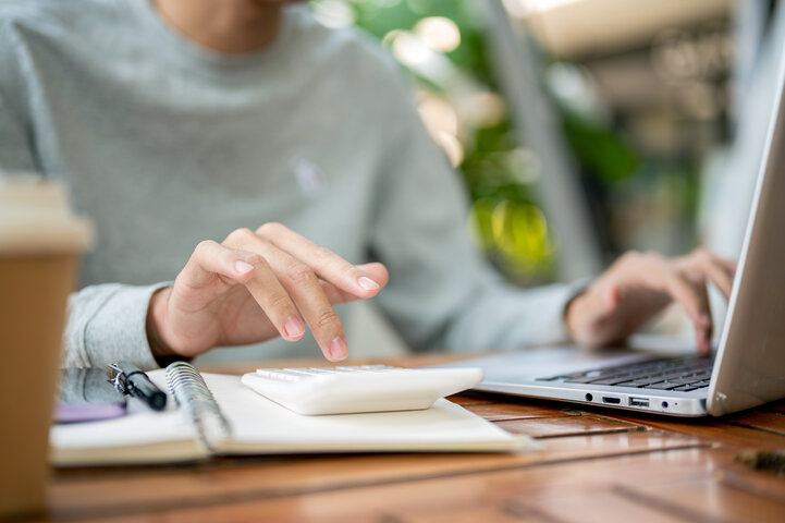 Person tippt auf Laptop – Symbol für die bequeme Nutzung der MONTANA Online-Services wie Zählerstand melden