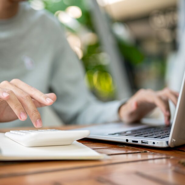 Person tippt auf Laptop – Symbol für die bequeme Nutzung der MONTANA Online-Services wie Zählerstand melden