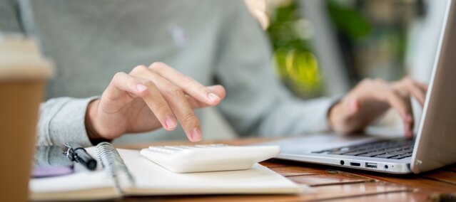 Person tippt auf Laptop – Symbol für die bequeme Nutzung der MONTANA Online-Services wie Zählerstand melden