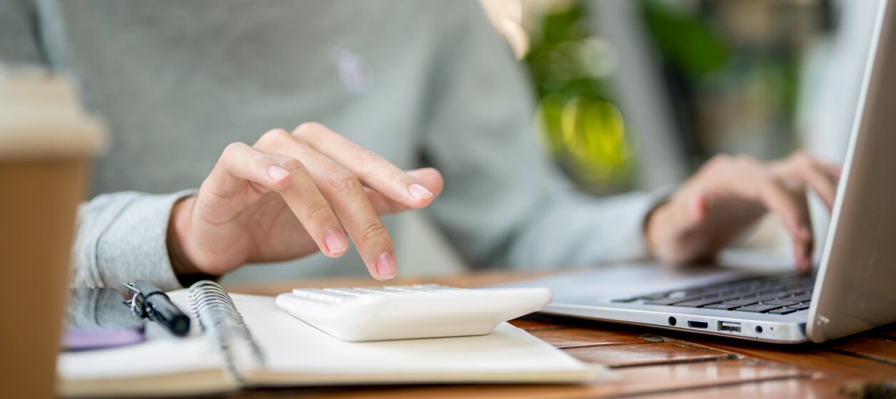 Person tippt auf Laptop – Symbol für die bequeme Nutzung der MONTANA Online-Services wie Zählerstand melden