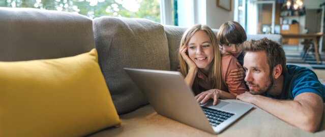 Familie prüft am Laptop den ADAC Mitglieder-Rabatt für Erdgas und Ökostrom von MONTANA – Exklusive Preisvorteile für Zuhause