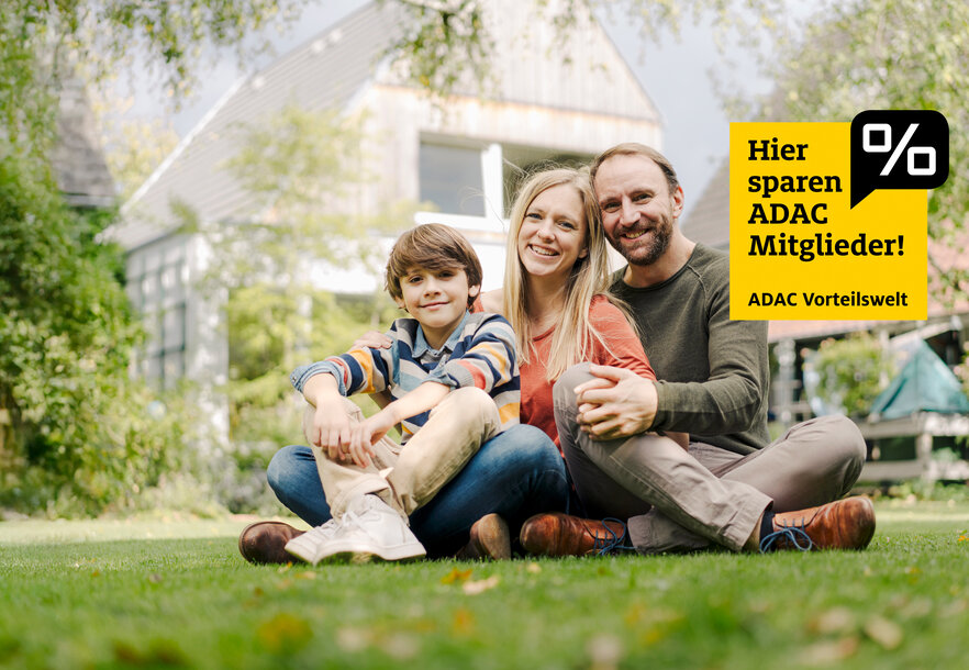 Glückliche Familie im Garten nutzt den ADAC Mitglieder-Vorteil – Exklusive Wechselprämie und jährlicher Rabatt auf Erdgas und Ökostrom von MONTANA