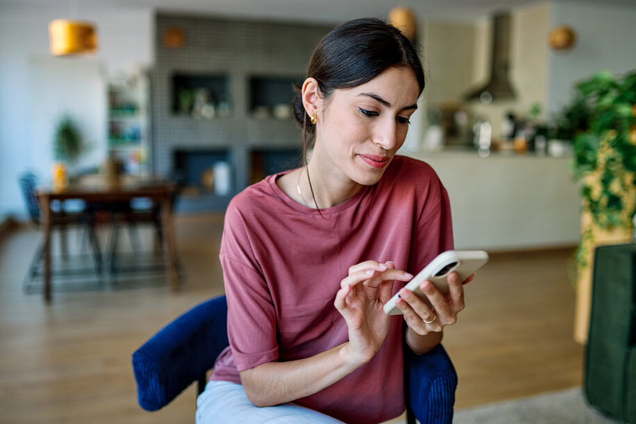 Eine Bewohnerin prüft ihre monatliche Verbrauchsinformation (UVI) auf dem Smartphone – Digitaler Service von MONTANA zur Förderung des Energiebewusstseins