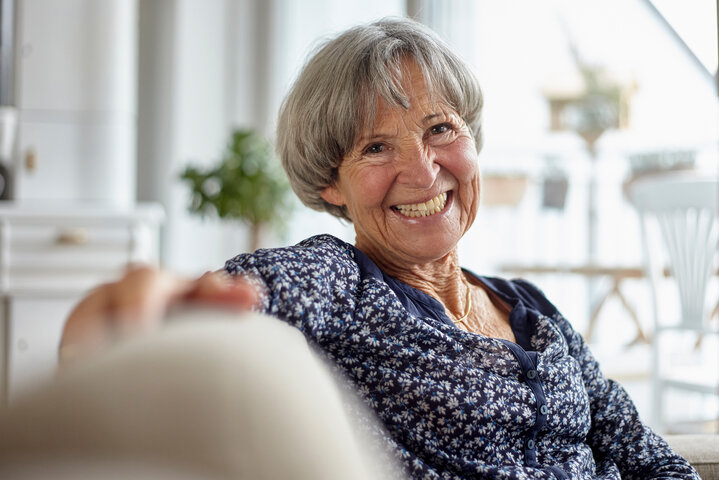 Freundliche Seniorin lächelt – Ihr persönlicher Kontakt bei Fragen zu Strom und Gas