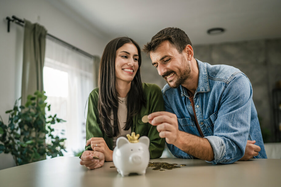 Junges Paar mit Sparschwein – Finanzielle Vorteile und Kosteneinsparung bei Energie