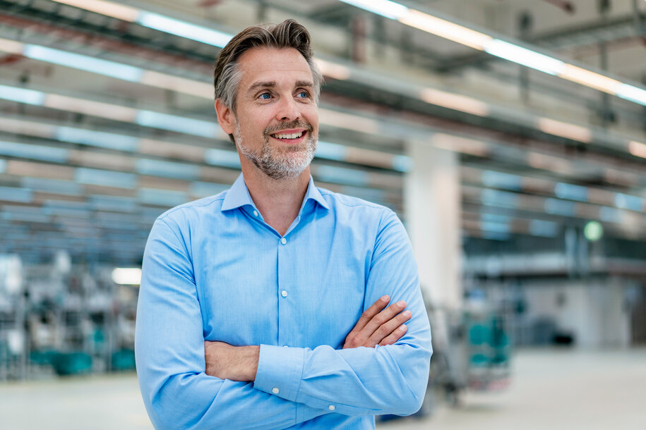 Zufriedener Geschäftsleiter in einer Industriehalle – zuverlässige Gewerbegas-Versorgung für den Mittelstand
