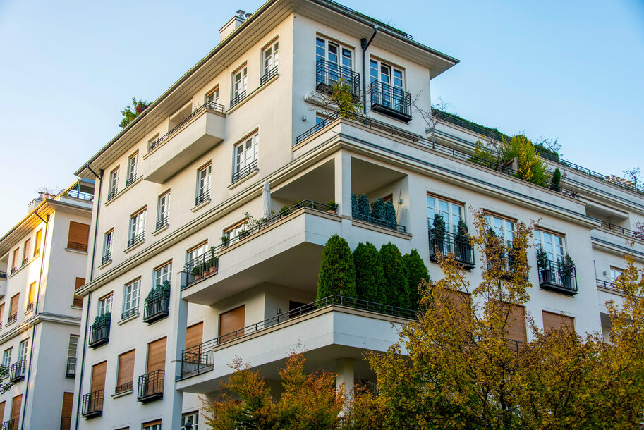 Modernes Mehrfamilienhaus als Symbol für effiziente Wärmeversorgung mit schwefelarmem Heizöl EL von MONTANA – Sparsam und wartungsfreundlich