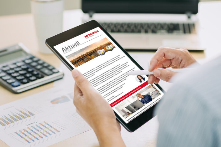 Tablet mit Onlinenewsletter für doe Immobilienwirtschaft – Newsletter-Anmeldung für die Immobilienwirtschaft