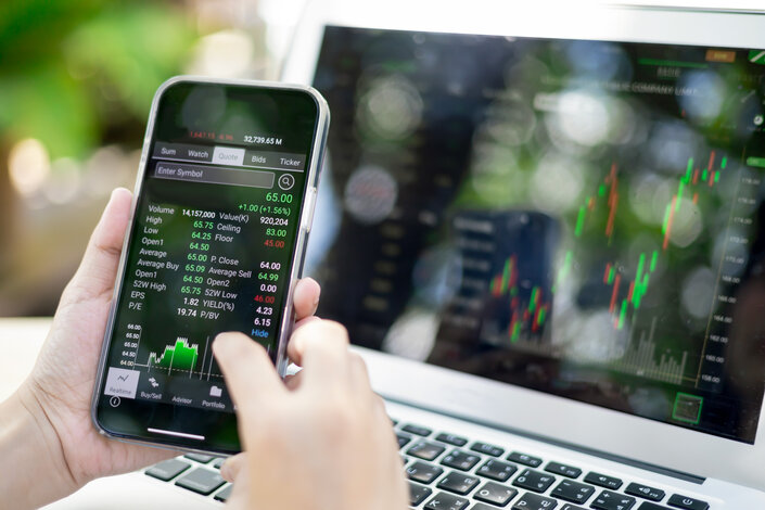 Aktuelle Marktdaten auf dem Smartphone – Anmeldung zum Newsletter Energiemarktupdate mit Infos zur Preisentwicklung