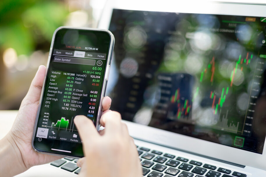 Aktuelle Marktdaten auf dem Smartphone – Anmeldung zum Newsletter Energiemarktupdate mit Infos zur Preisentwicklung