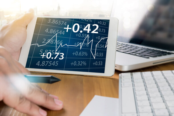 Person analysiert auf einem Tablet einen digitalen Preis-Chart – Aktuelle Heizölpreise und Kursentwicklungen im Blick behalten