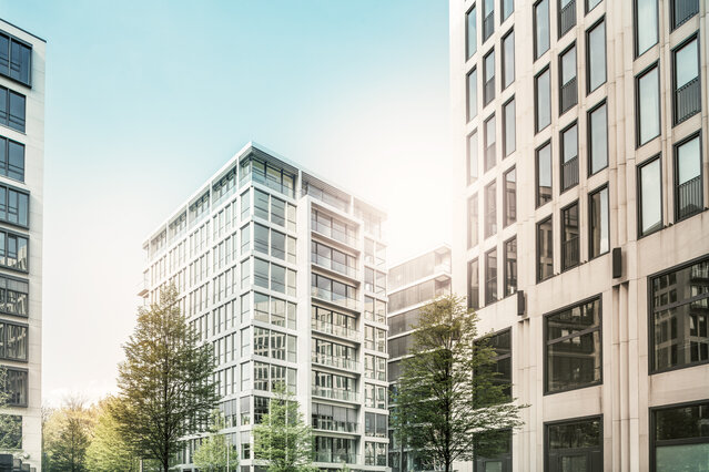Moderne, helle Wohngebäude mit großen Fensterfronten – Maßgeschneiderte Ökostromtarife von MONTANA für die Wohnungswirtschaft und Immobilienverwalter