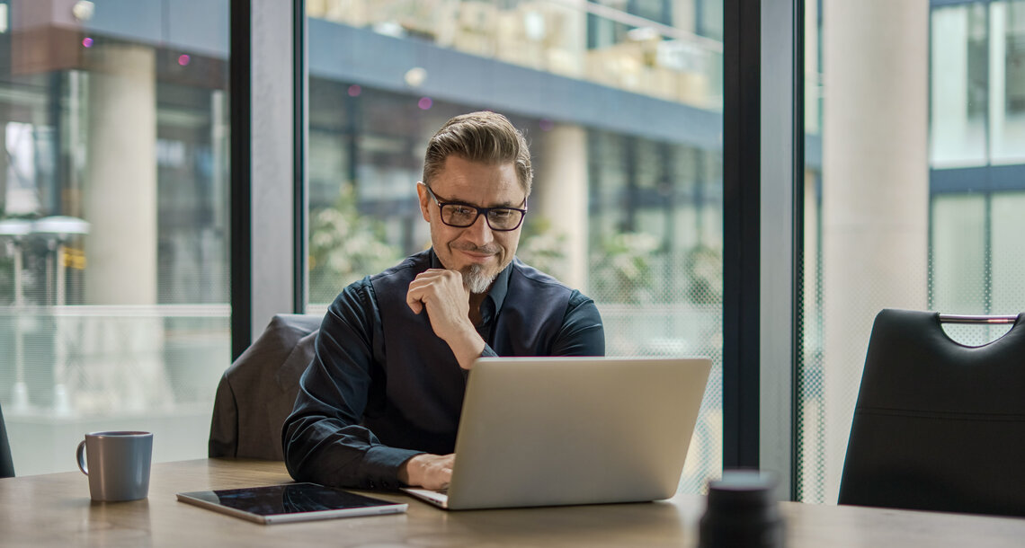 Ein MONTANA Abrechnungsexperte erstellt am Laptop rechtssichere Heiz- und Betriebskostenabrechnungen für Immobilienverwaltungen
