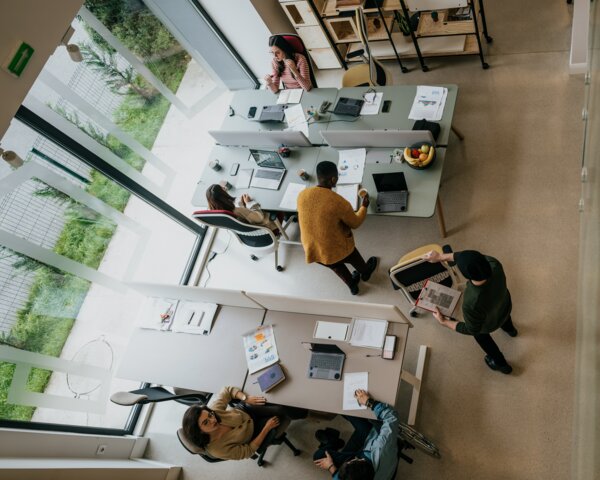 Team in einem modernen Großraumbüro – passender Gewerbestrom für Verbrauch bis 15.000 kWh