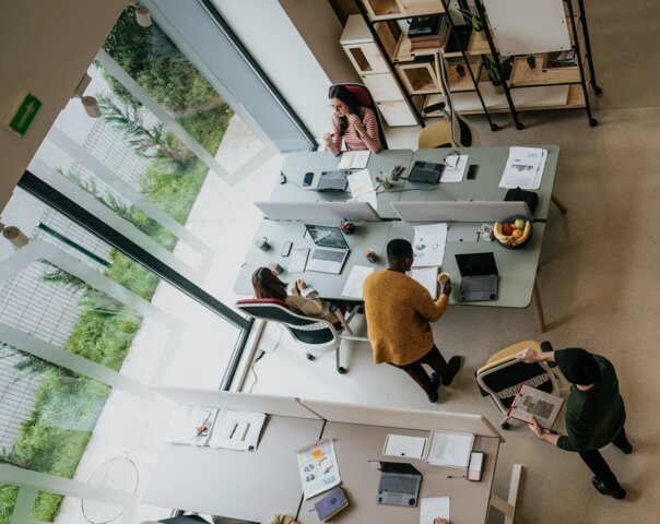 Team in einem modernen Großraumbüro – passender Gewerbestrom für Verbrauch bis 15.000 kWh