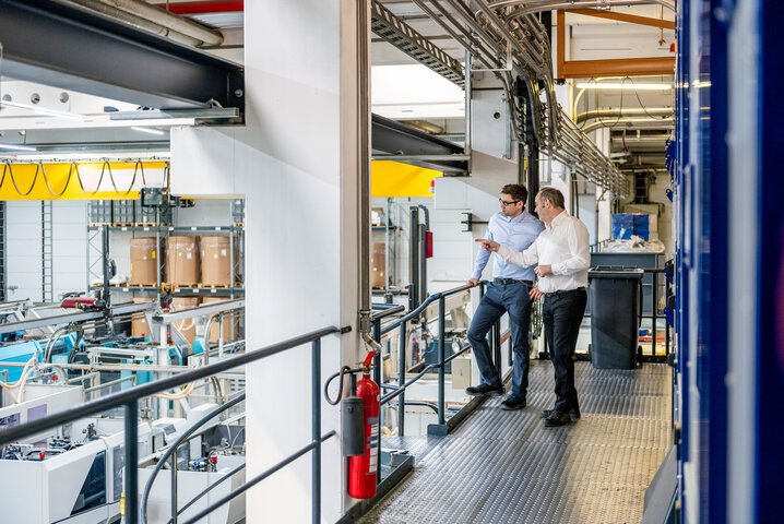Beratungsgespräch in einer Industriehalle – individuelle Strom- und Gasangebote für Großkunden