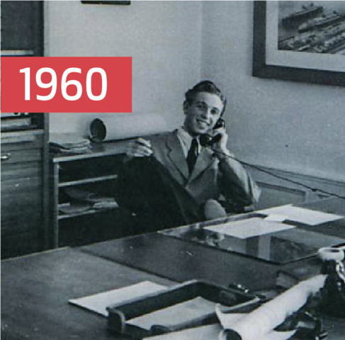 Historisches Schwarz-Weiß-Foto von Gründer Karl Koburger telefonierend am Schreibtisch – Meilenstein der MONTANA Unternehmensgründung im Jahr 1960