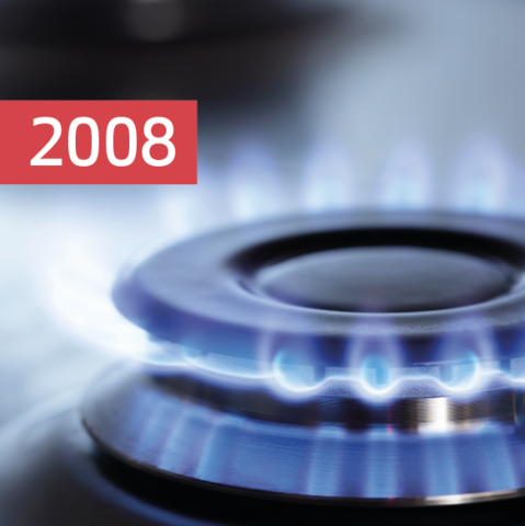 Nahaufnahme eines Gasbrenners mit blauen Flammen – Meilenstein 2008: MONTANA startet als Versorger auf dem liberalisierten Erdgasmarkt