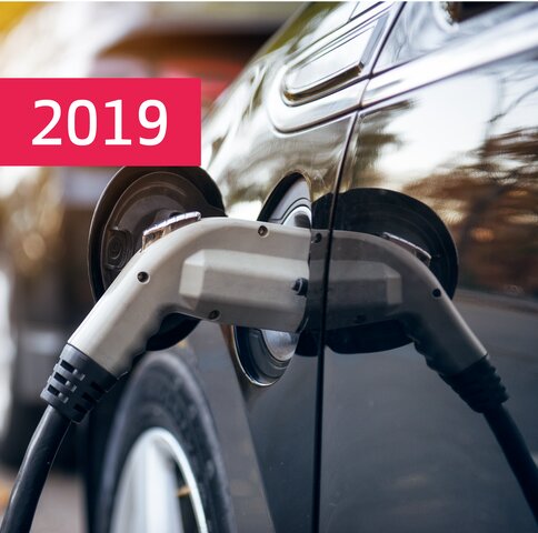 Ein Finger drückt einen grün leuchtenden E-Mobility Startknopf – Meilenstein 2019: MONTANAs Einstieg in die Elektromobilität"