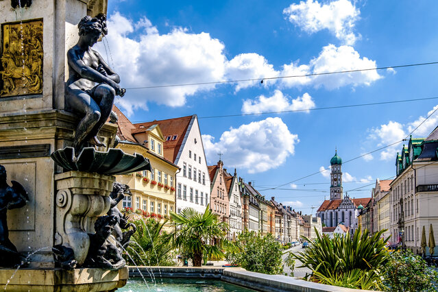 Historischer Brunnen und Gebäude in der Augsburger Innenstadt – MONTANA Heizöl Lieferung in Augsburg
