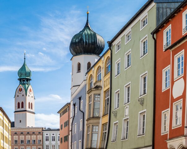 Historische Innenstadt mit bunten Fassaden und Zwiebelturm der Kirche St. Nikolaus – MONTANA Heizöl Lieferung in Rosenheim und Umgebung