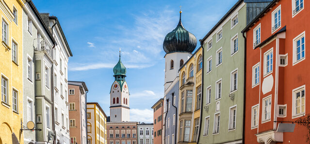 Historische Innenstadt mit bunten Fassaden und Zwiebelturm der Kirche St. Nikolaus – MONTANA Heizöl Lieferung in Rosenheim und Umgebung