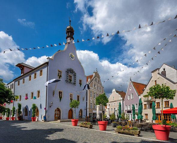 Historisches Gebäude mit blauer Fassade und Uhr am Stadtplatz – MONTANA Heizöl Lieferung in Abensberg und Umgebung
