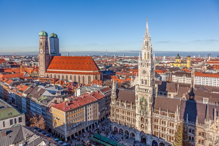 Blick auf den Marienplatz München mit Rathaus und Frauenkirche – Ihr Energieversorger MONTANA für Strom und Gas vor Ort