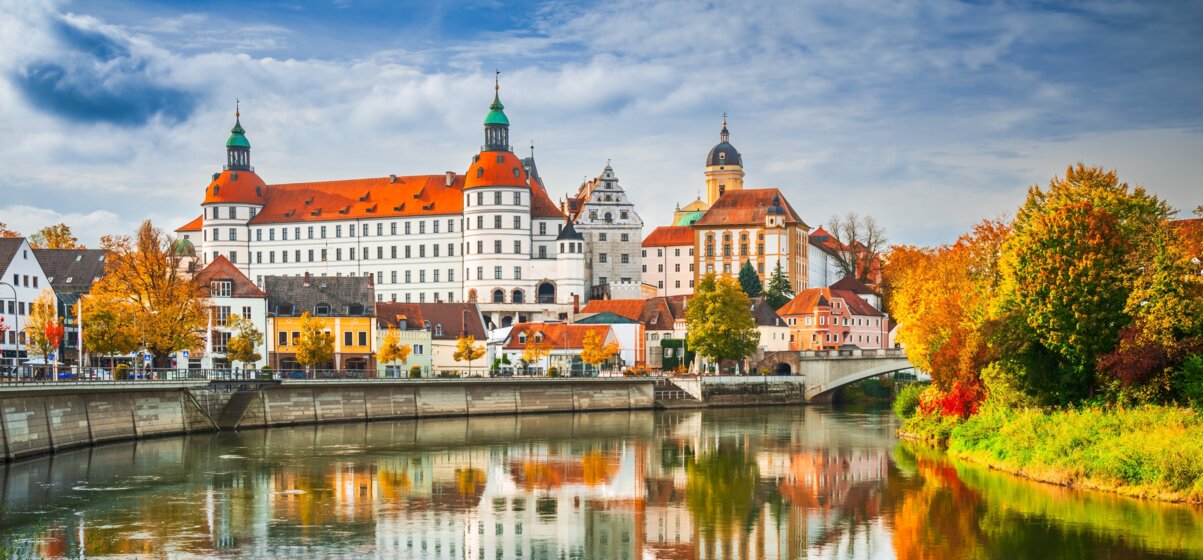 Das historische Residenzschloss am Flussufer – MONTANA Heizöl Lieferung in Neuburg und Eichstätt
