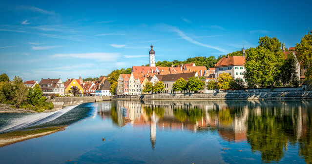 Historische Stadtansicht am Fluss mit dem großen Lechwehr – MONTANA Heizöl Lieferung in Landsberg und Umgebung