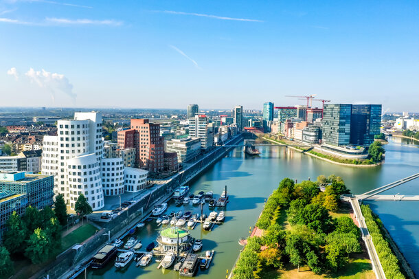 Moderne Stadtansicht Düsseldorf am Rhein – Ihr Partner MONTANA für Strom und Erdgas