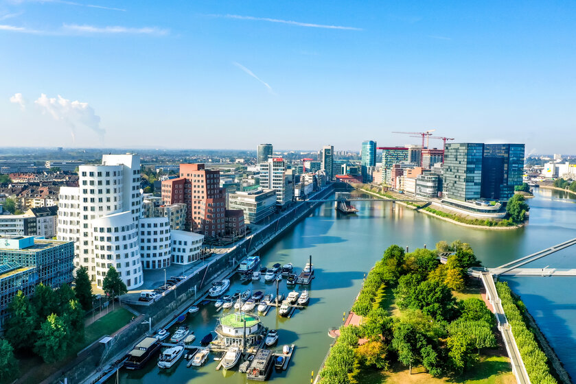 Moderne Stadtansicht Düsseldorf am Rhein – Ihr Partner MONTANA für Strom und Erdgas