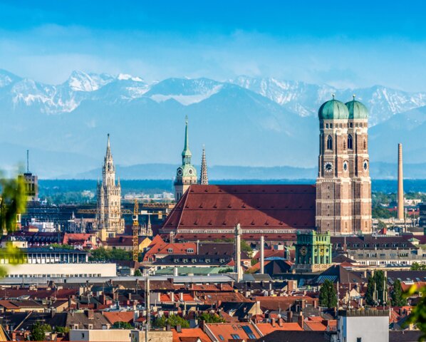 Sonniges Stadtpanorama München – Ihr Energieversorger MONTANA für Strom und Gas vor Ort
