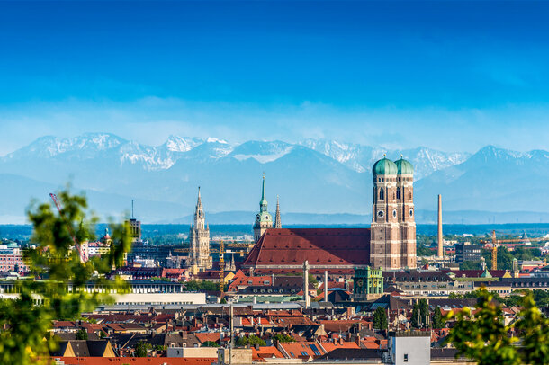 Sonniges Stadtpanorama München – Ihr Energieversorger MONTANA für Strom und Gas vor Ort