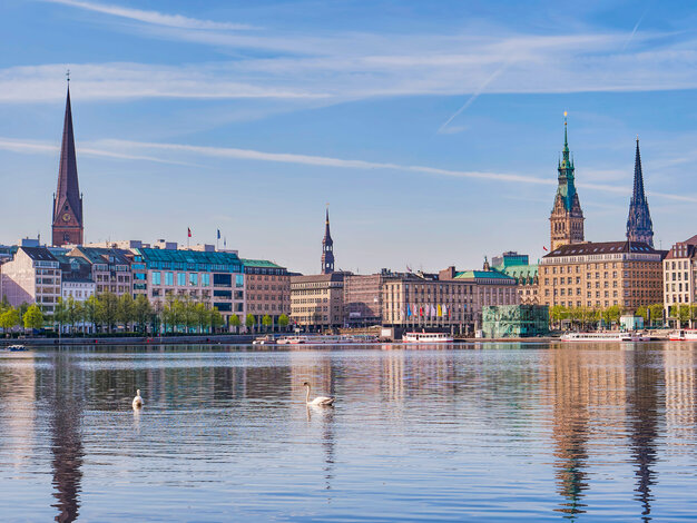 Maritime Stadtansicht Hamburg – Zuverlässige Energie von MONTANA für die Hansestadt