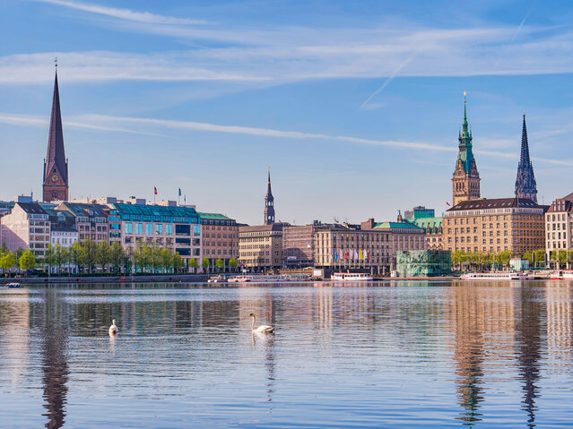 Maritime Stadtansicht Hamburg – Zuverlässige Energie von MONTANA für die Hansestadt