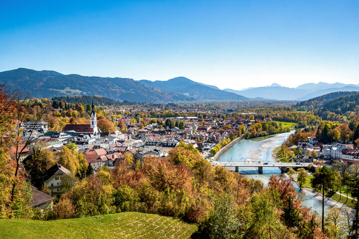 Panoramablick über Bad Tölz mit der Isar und den Bergen im Hintergrund – MONTANA Heizöl Lieferung in Bad Tölz