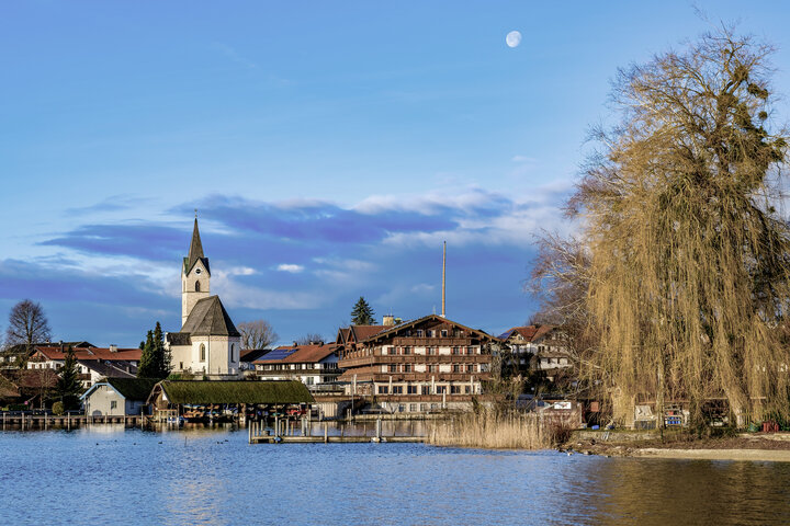Malerischer Blick auf eine Kirche und Landschaft – MONTANA Heizöl Lieferung für den Chiemgau