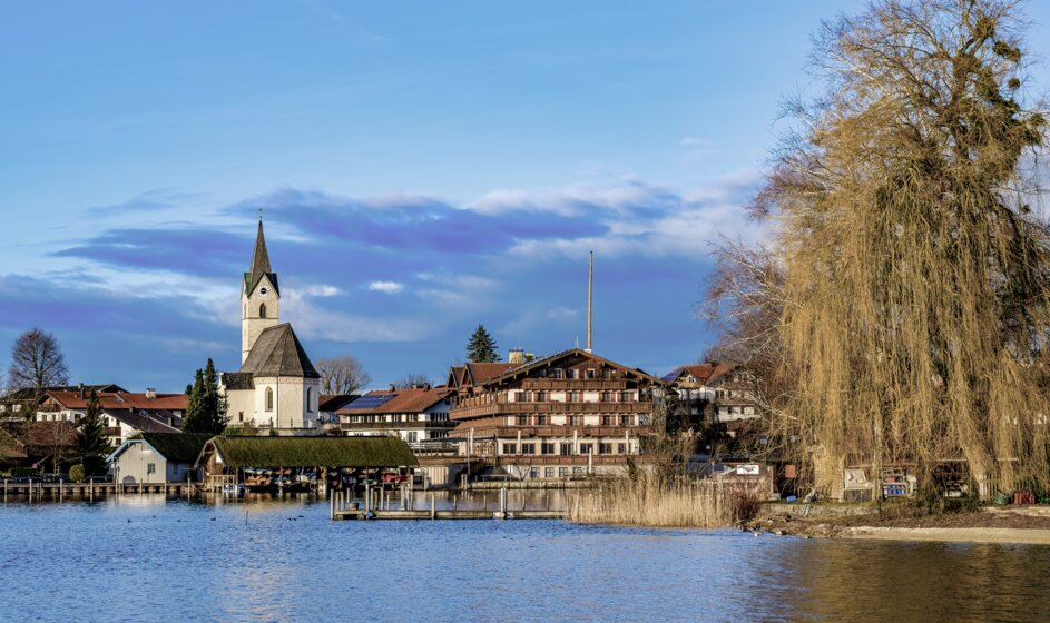 Malerischer Blick auf eine Kirche und Landschaft – MONTANA Heizöl Lieferung für den Chiemgau