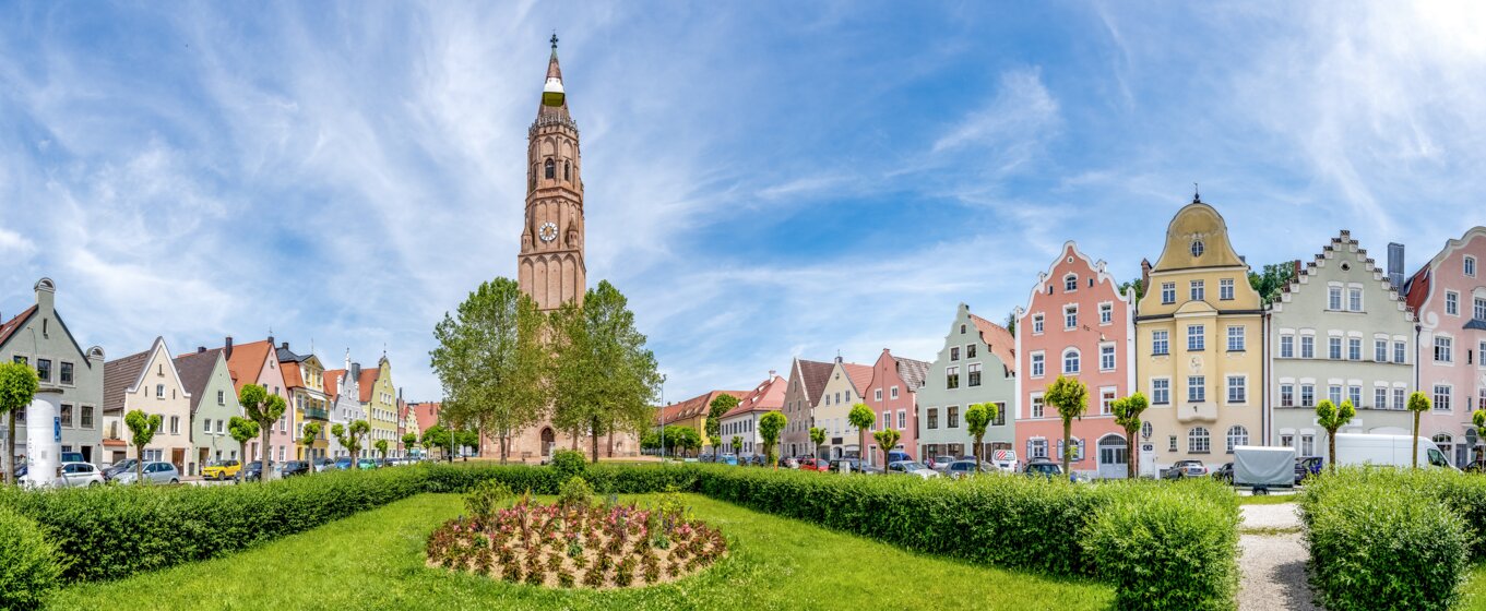 Historische Altstadt mit bunten Häuserfassaden und der Martinskirche – MONTANA Heizöl Lieferung in Landshut