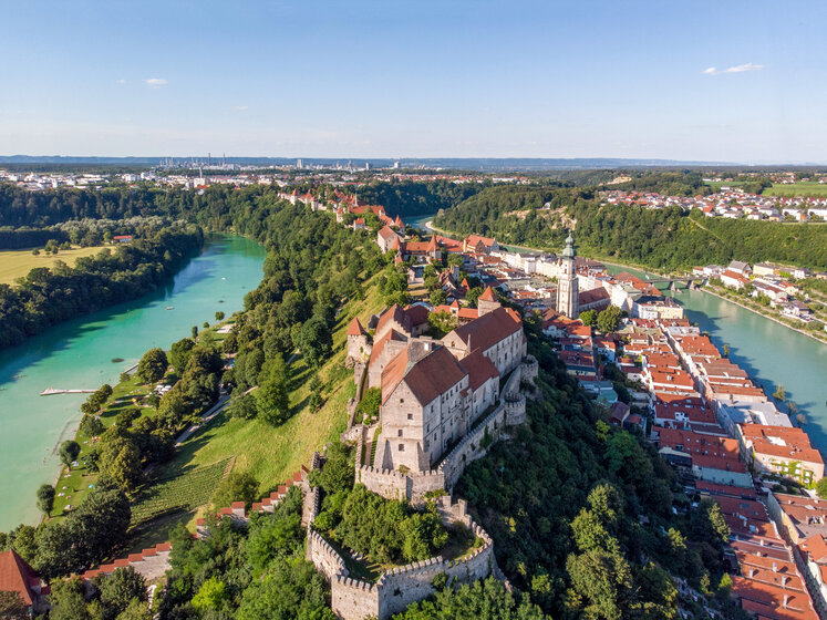 Historische Stadtansicht am Fluss mit Burganlage – MONTANA Heizöl Lieferung in Mühldorf und Umgebung