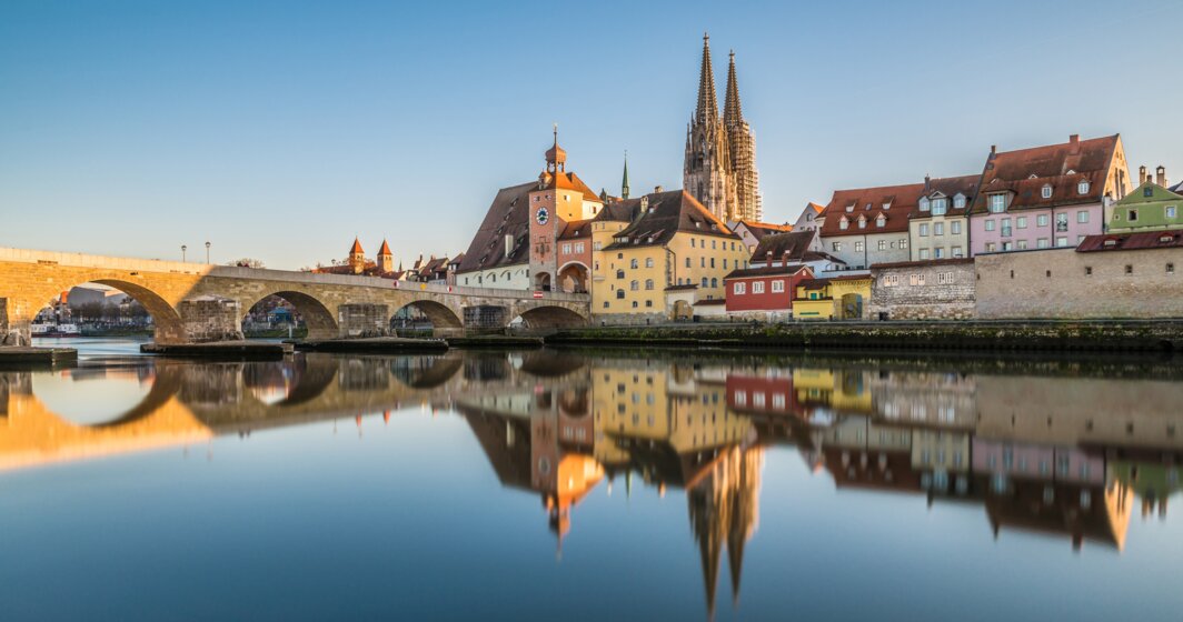 Die Steinerne Brücke über die Donau vor der historischen Altstadt – MONTANA Heizöl Lieferung in Regensburg und Umgebung