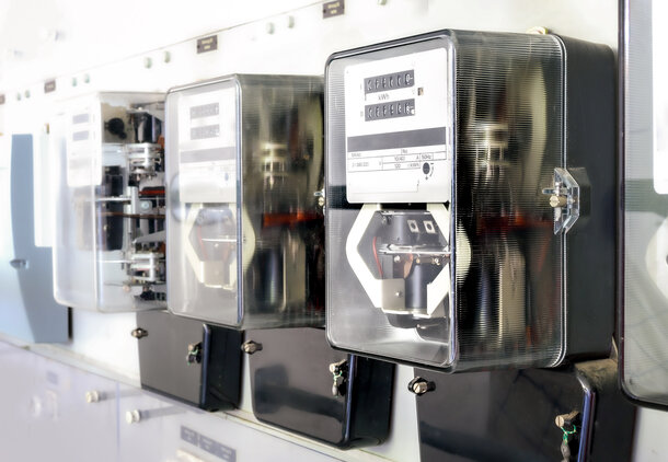 Reihe von Stromzählern – Symbol für die eindeutige Identifizierung der Verbrauchsstelle durch die MaLo-ID