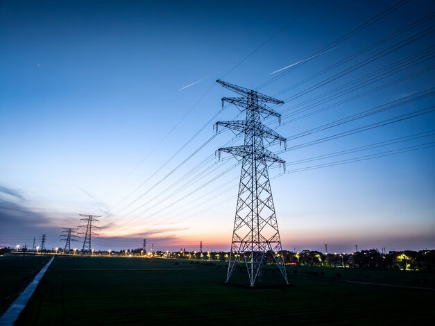 Strommast und Hochspannungsleitungen – Infos zu § 14a EnWG und reduzierten Netzentgelten für steuerbare Verbrauchseinrichtungen