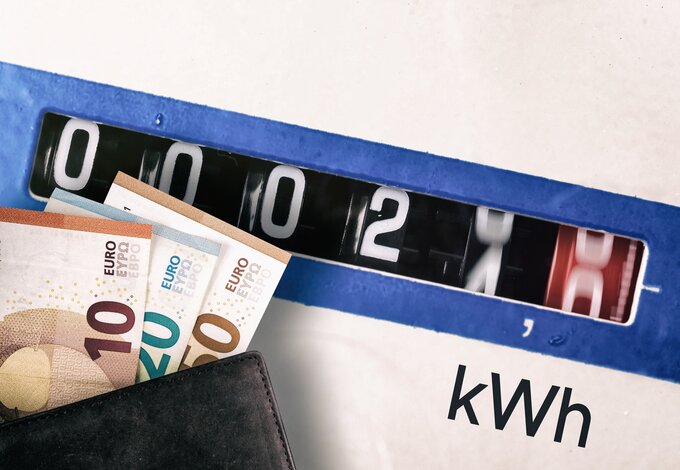 Nahaufnahme eines Gaszählers mit eingesteckten Euro-Geldscheinen – Informationen zur Zusammensetzung des Gaspreises