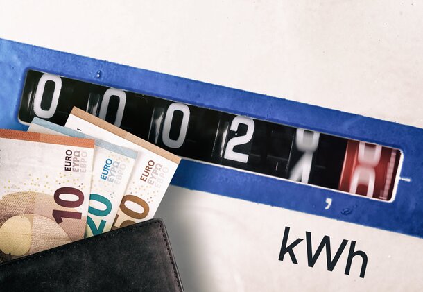 Nahaufnahme eines Gaszählers mit eingesteckten Euro-Geldscheinen – Informationen zur Zusammensetzung des Gaspreises