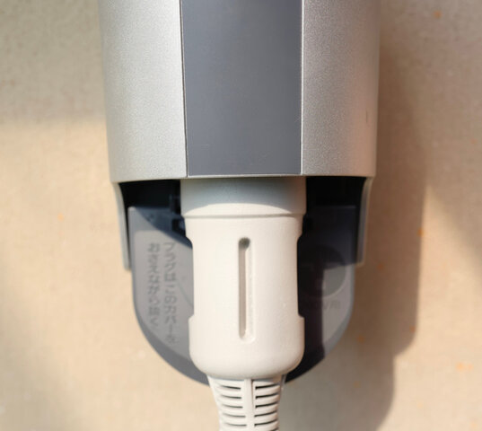 Ladekabel eines Elektroautos an einer Haushaltssteckdose – Eine Ladevariante, von der wegen langer Ladezeiten und Sicherheitsrisiken abgeraten wird