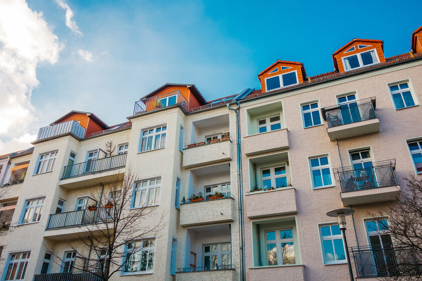 Fassade eines Mehrfamilienhauses mit Balkonen – Individuelle Erdgastarife und Serviceleistungen von MONTANA für die Immobilienwirtschaft