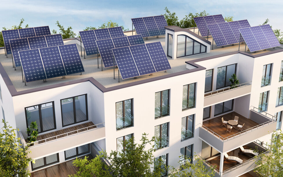 Modernes Mehrparteienhaus mit Photovoltaik-Modulen auf dem Flachdach – Ratgeber zu Solarstrom und Mieterstrom-Modellen
